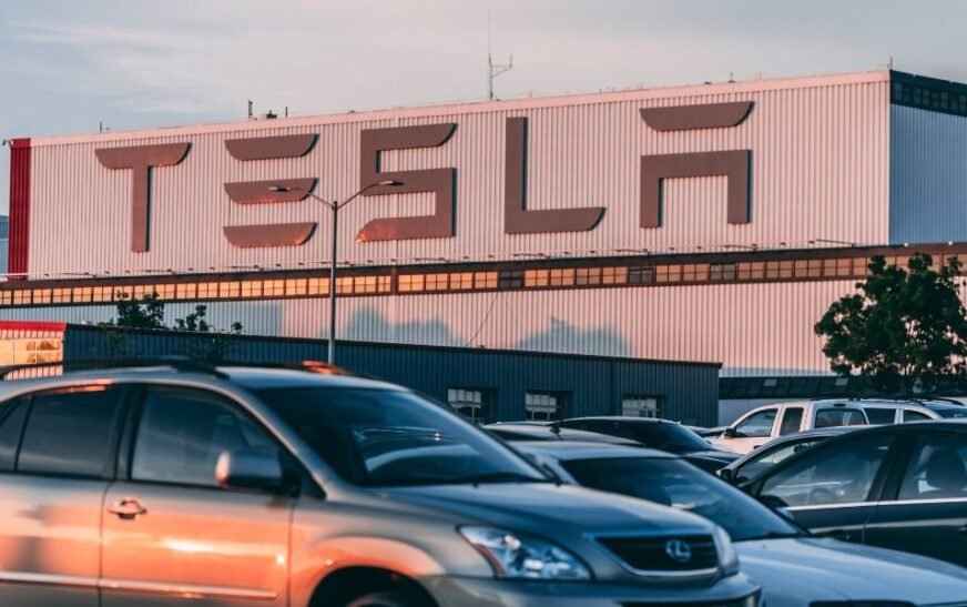 Tesla’s New Store in China: Cars Built in 45 Seconds!