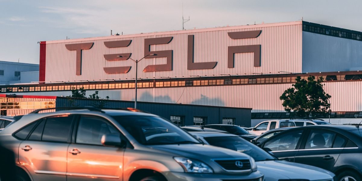 Tesla’s New Store in China: Cars Built in 45 Seconds!
